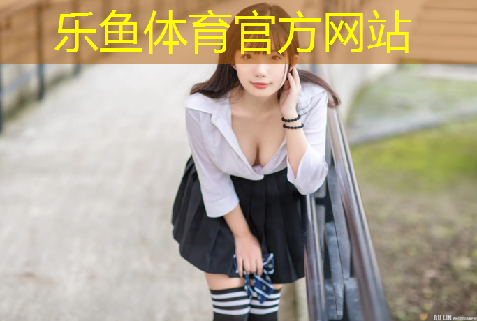 女人哑铃健身